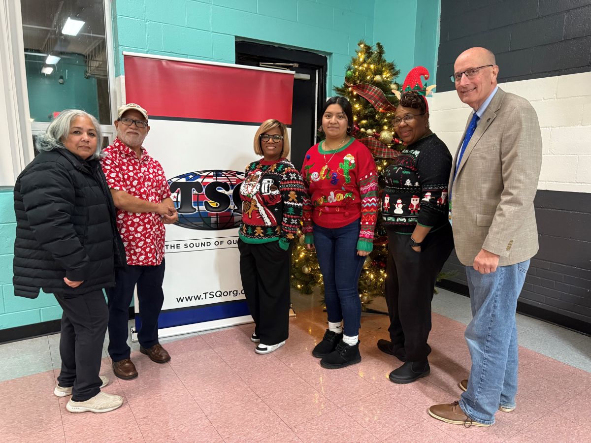 Organizacion TSQ dona bolsas para cena navidena en Hamilton