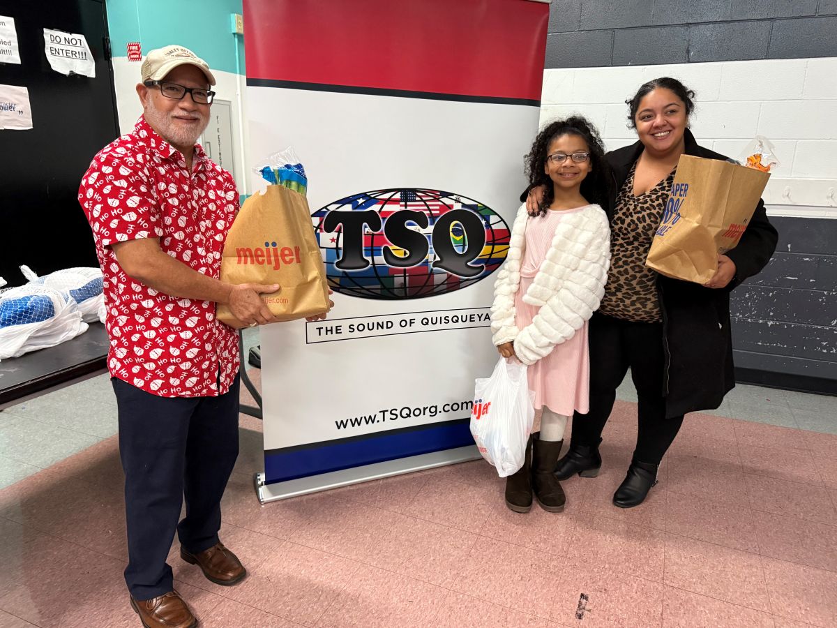 Organizacion TSQ dona bolsas para cena navidena en Hamilton