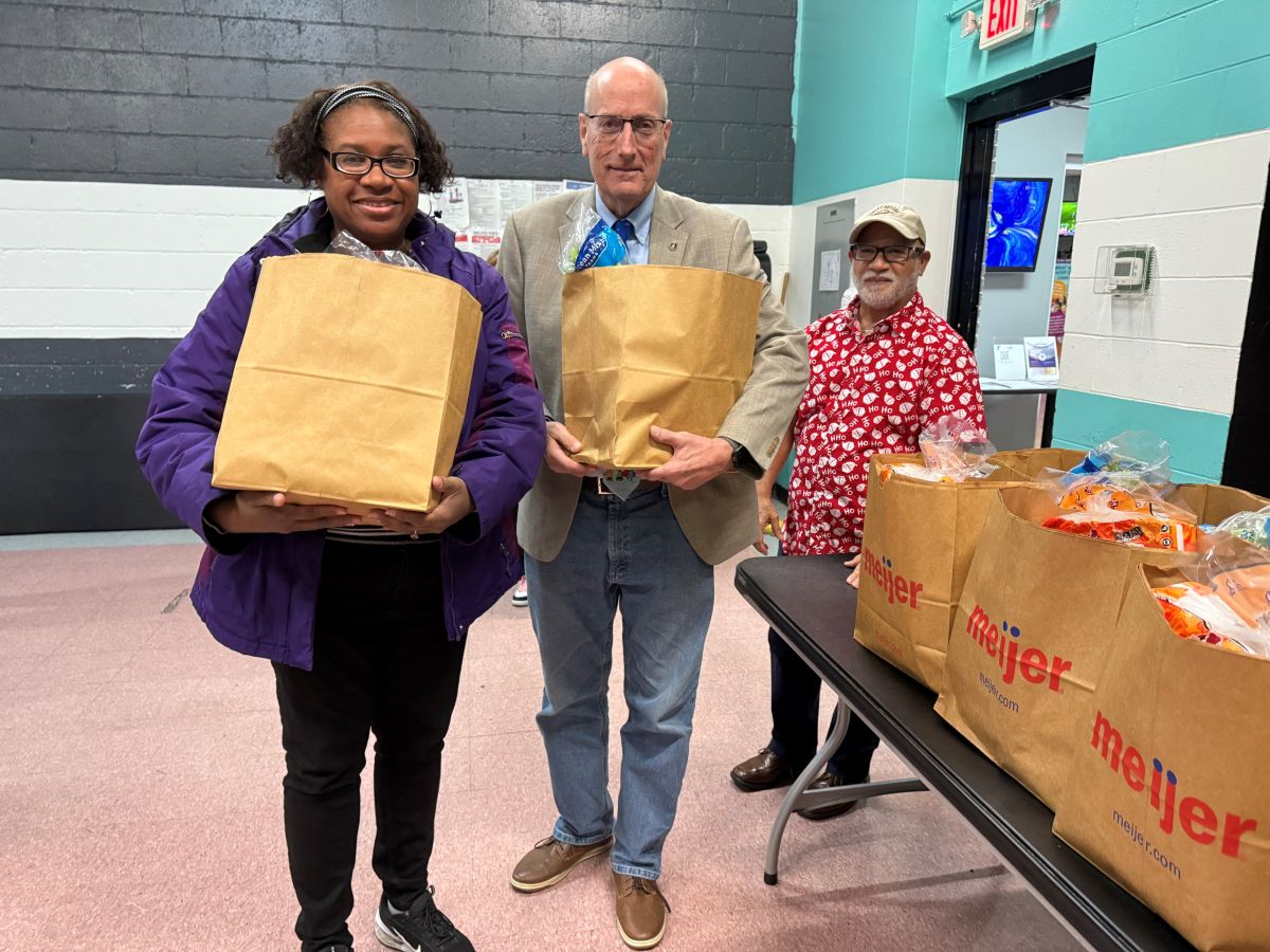 Organizacion TSQ dona bolsas para cena navidena en Hamilton
