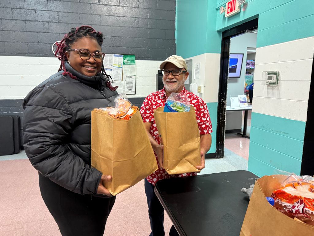 Organizacion TSQ dona bolsas para cena navidena en Hamilton