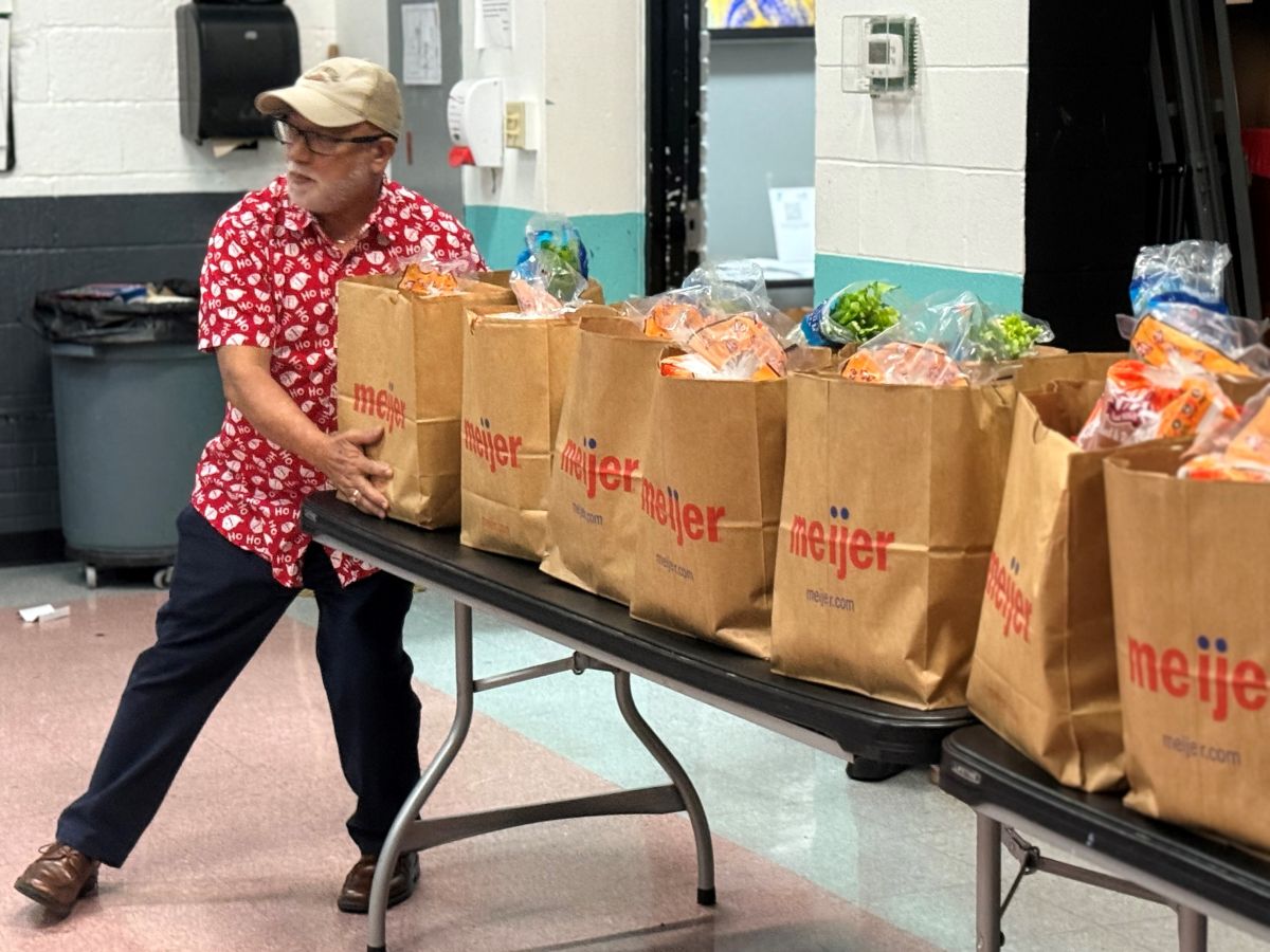 Organizacion TSQ dona bolsas para cena navidena en Hamilton