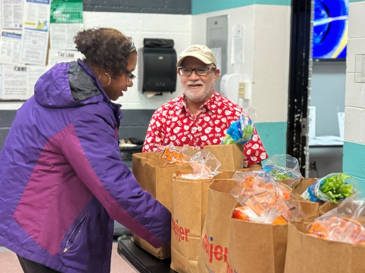 Organizacion TSQ dona bolsas para cena navidena en Hamilton