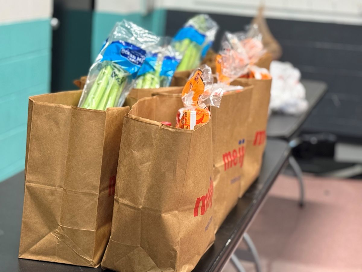 Organizacion TSQ dona bolsas para cena navidena en Hamilton