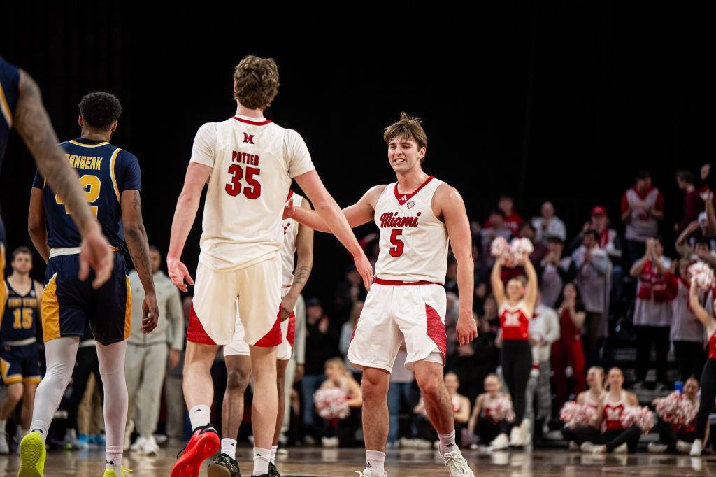 Redhawks contra Huskies en baloncesto masculino