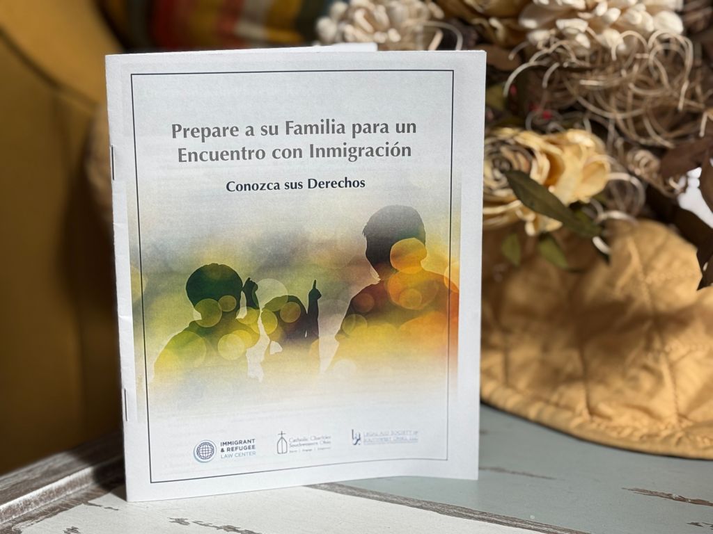 Distribuyen manual sobre derechos de inmigrantes