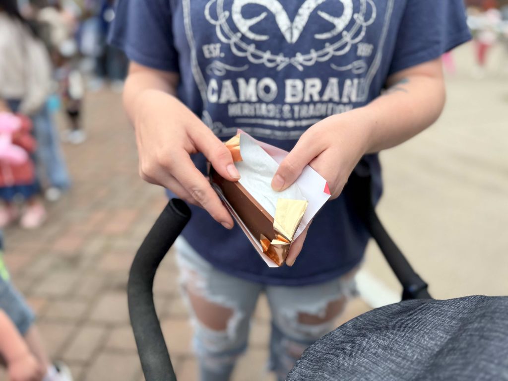 Chocolates de Blake Maislin en la mesa más visitada