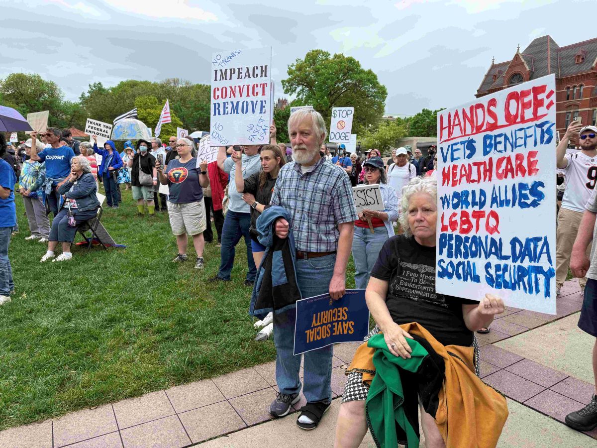 Manifestantes alzan pancartas en Washington Park