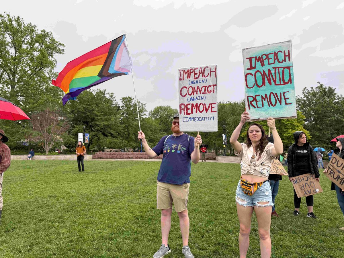 Manifestantes alzan pancartas en Washington Park