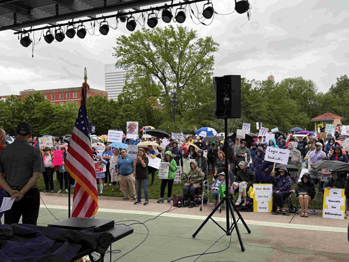 Manifestantes alzan pancartas en Washington Park