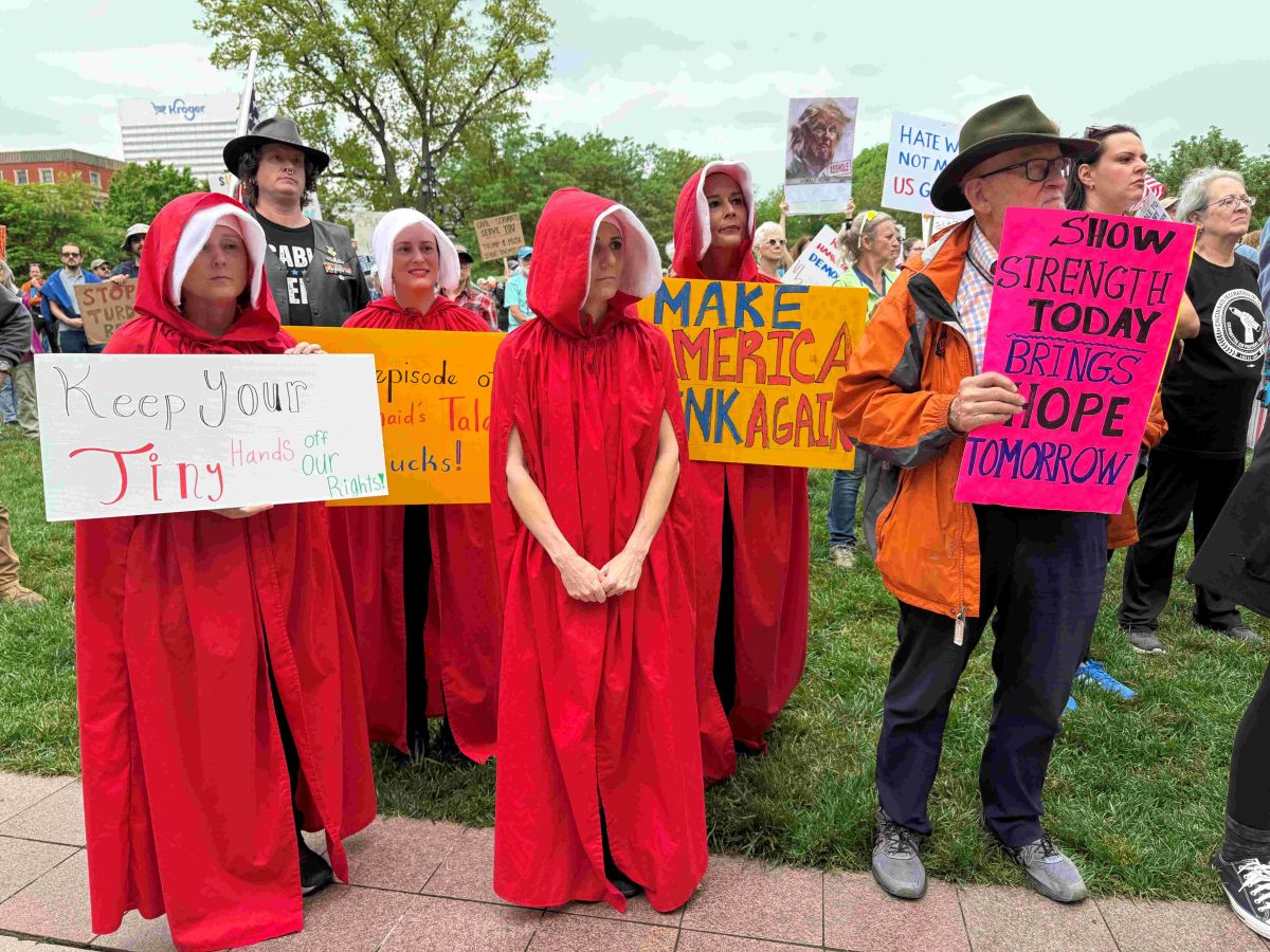 Manifestantes alzan pancartas en Washington Park