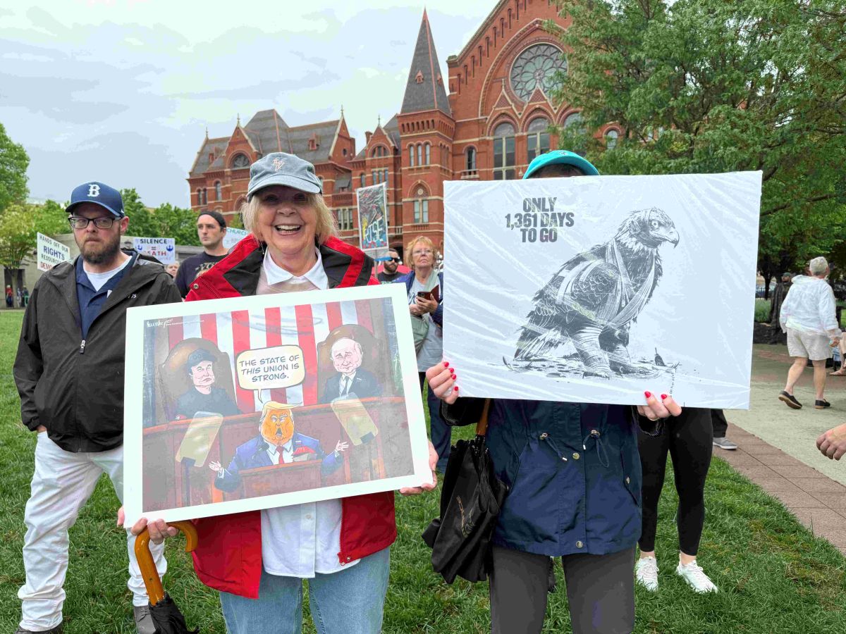 Manifestantes alzan pancartas en Washington Park