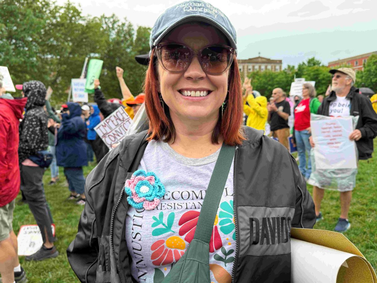 Manifestantes alzan pancartas en Washington Park