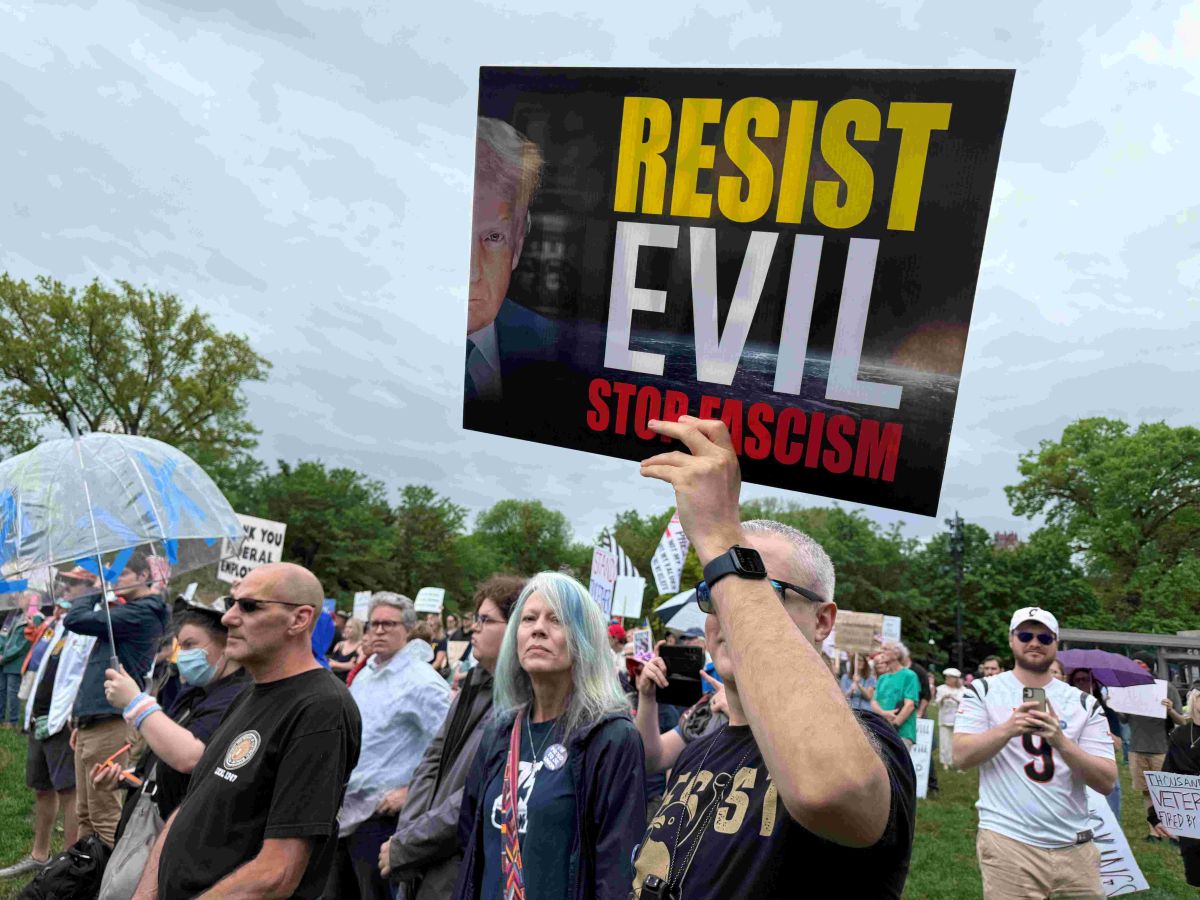 Manifestantes alzan pancartas en Washington Park