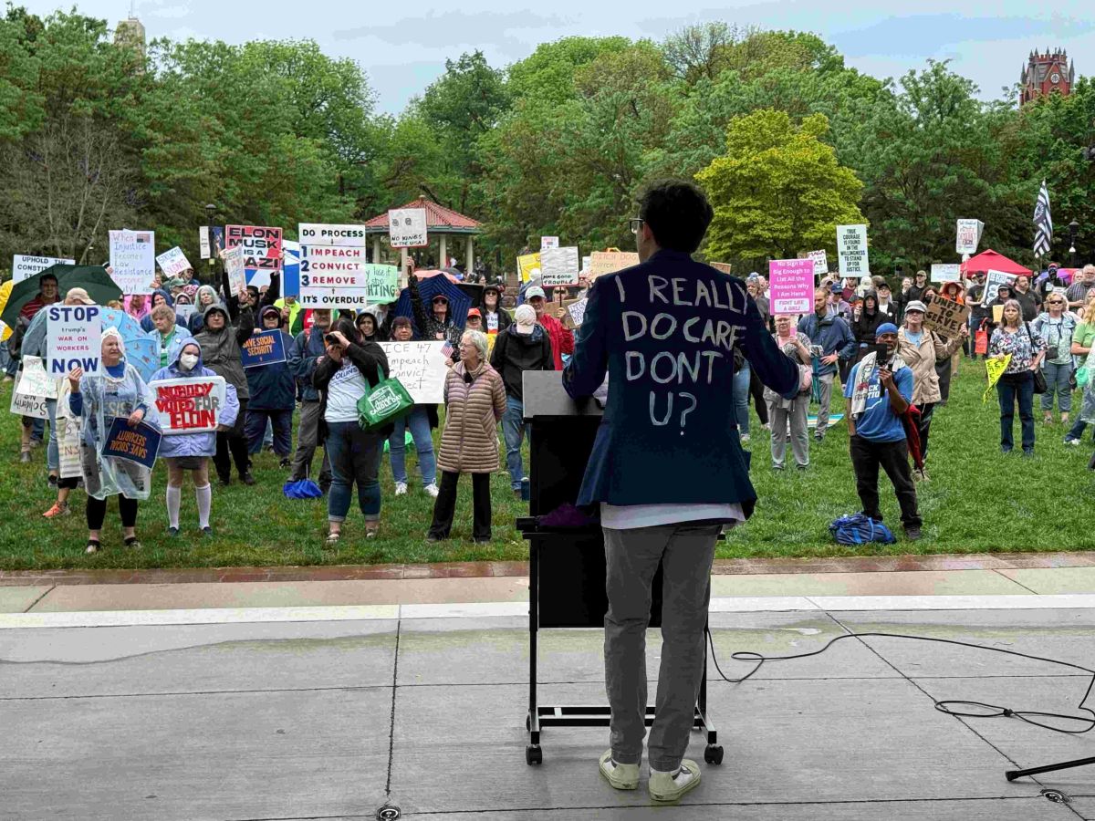 Manifestantes alzan pancartas en Washington Park
