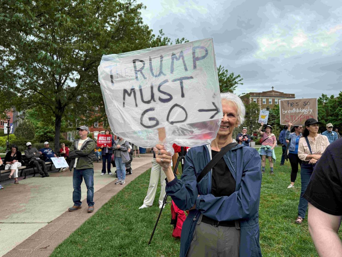Manifestantes alzan pancartas en Washington Park