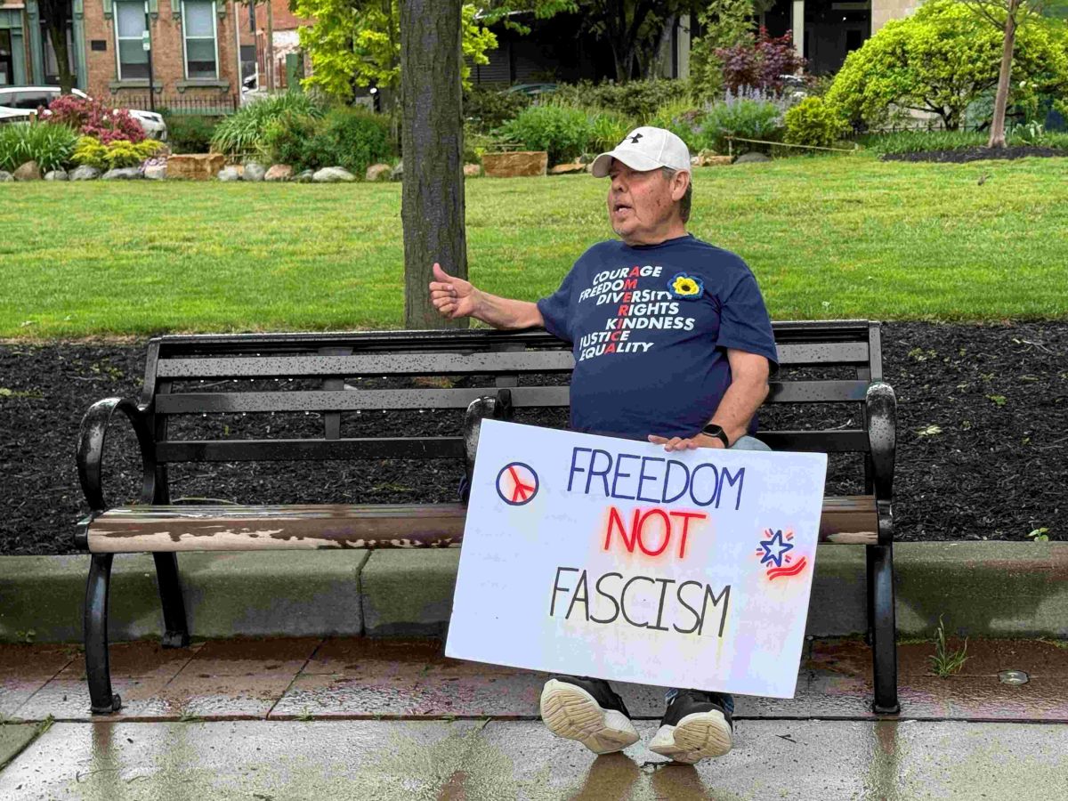 Manifestantes alzan pancartas en Washington Park