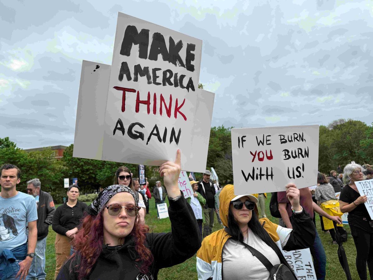 Manifestantes alzan pancartas en Washington Park
