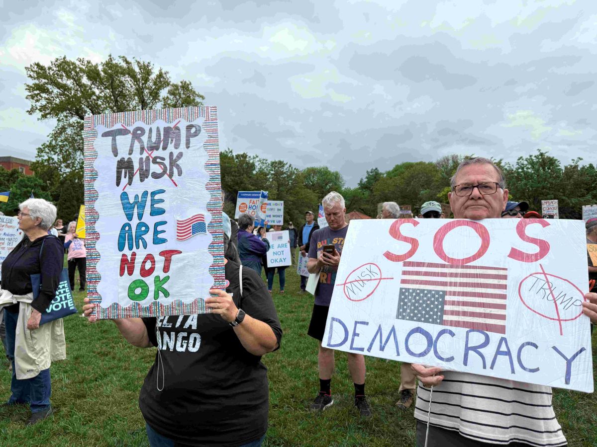 Manifestantes alzan pancartas en Washington Park