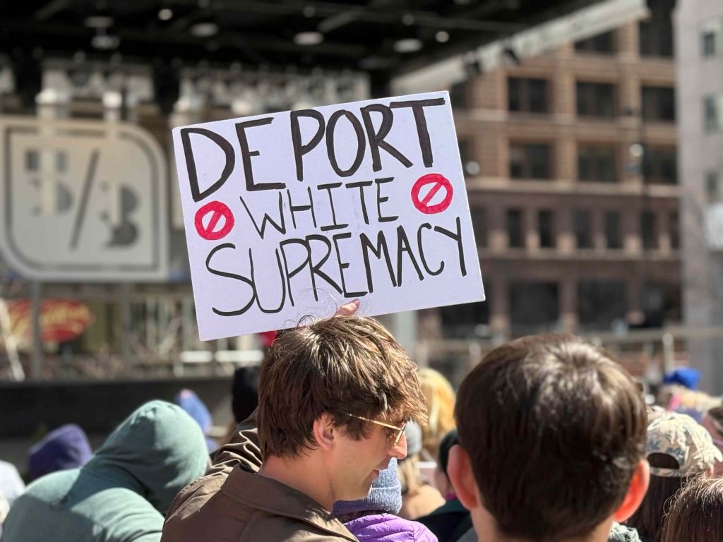 Organizan marcha contra “erosión de nuestra democracia”