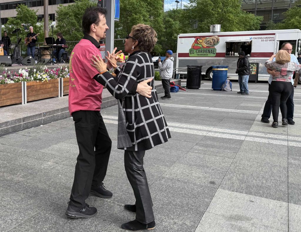 ¡A disfrutar otro jueves de salsa en Fountain Square!