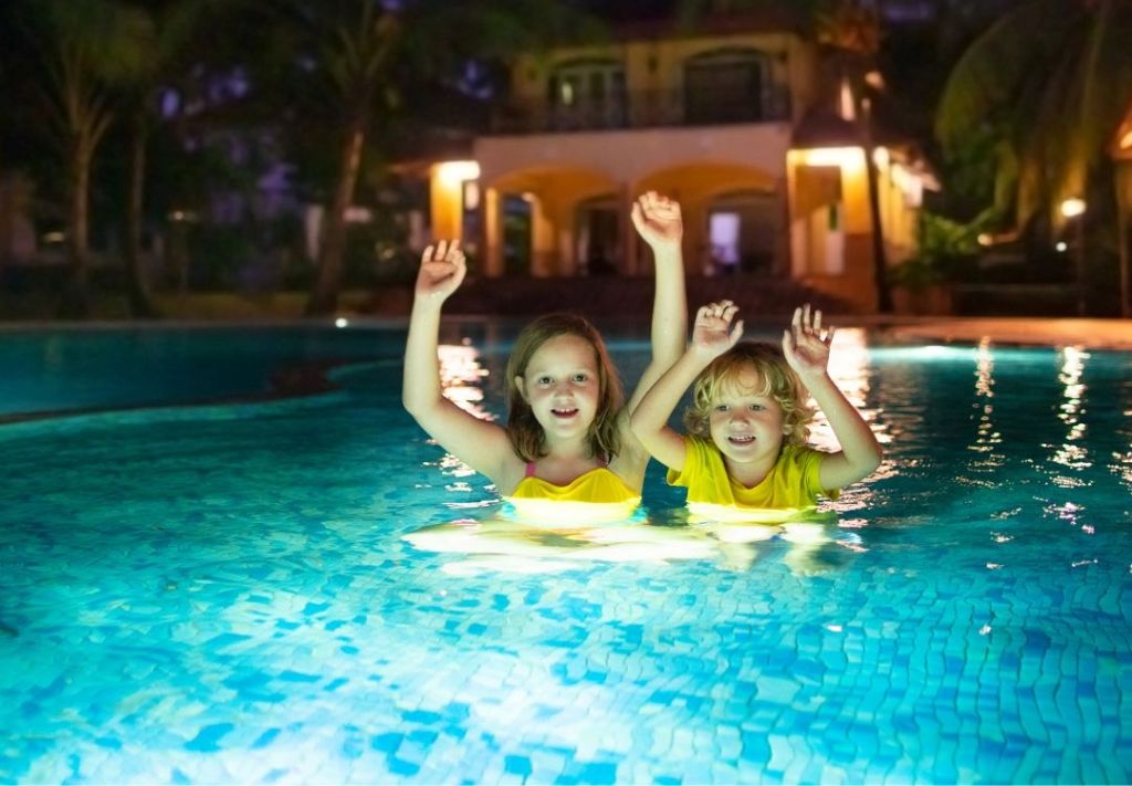 Esta noche: Centro acuático ofrece aventuras bajo las estrellas  