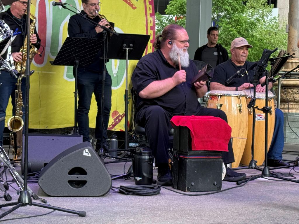 Otra orquesta latina en el escenario de Fountain Square  