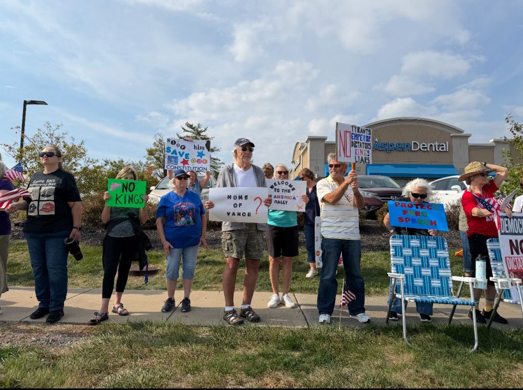 Manifestantes alzan pancartas recordando que “no hay reyes”