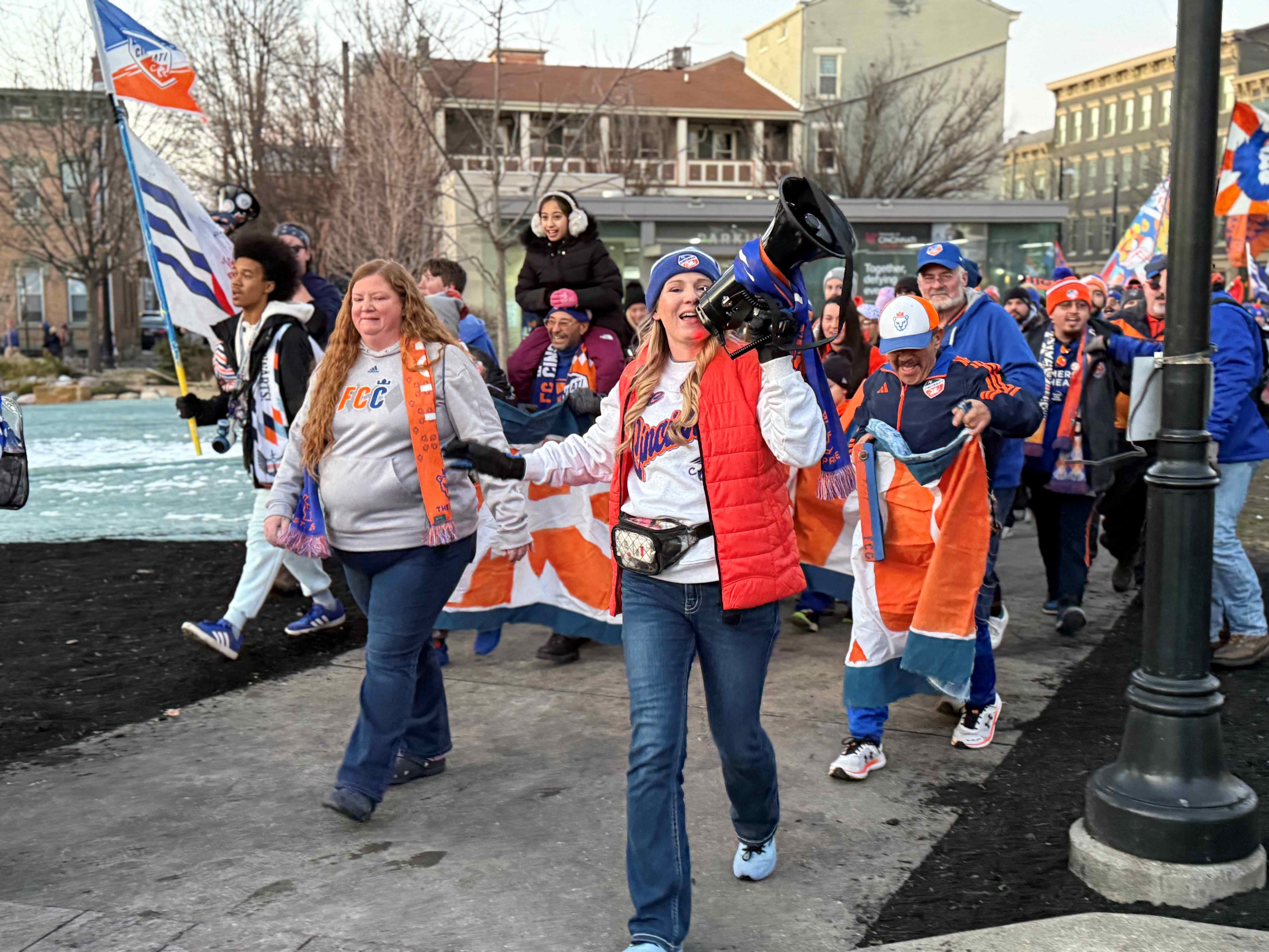 ¡Tras duelo de “infierno”, fanáticos de FCC celebran victoria!  