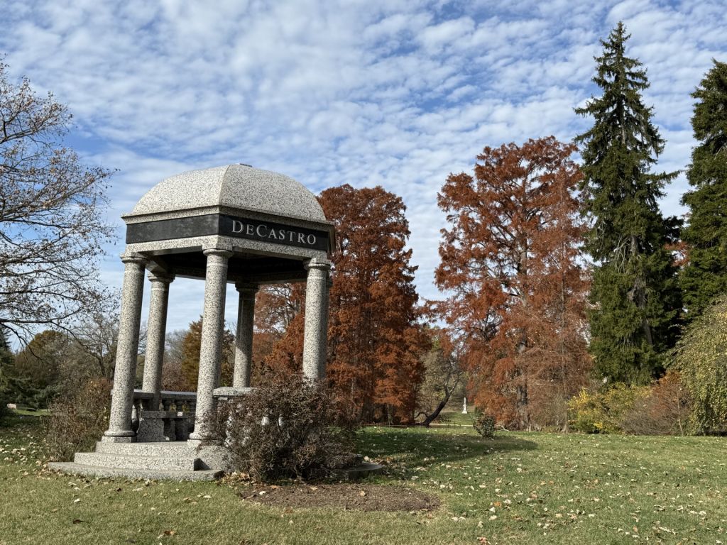 Panteones, curiosidades y misterios, ¿Cómo se “revive” la historia?