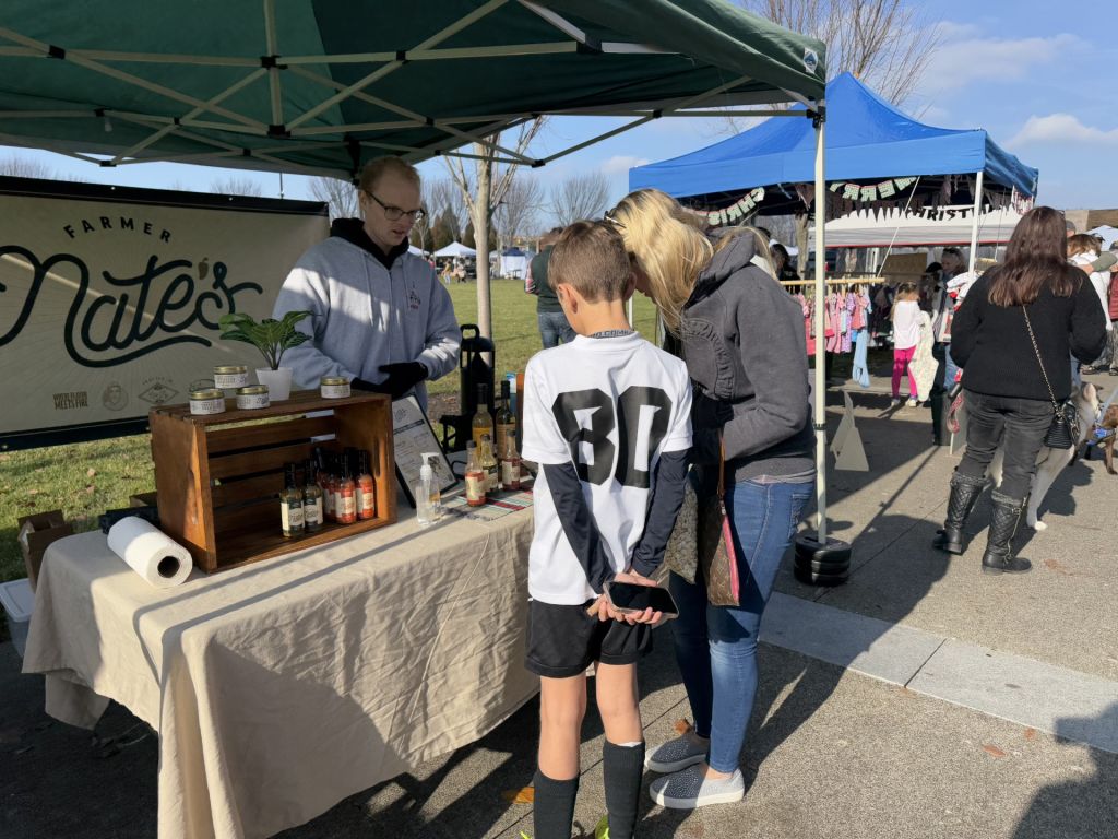 “The Off Market” despide temporada durante exhibición navideña