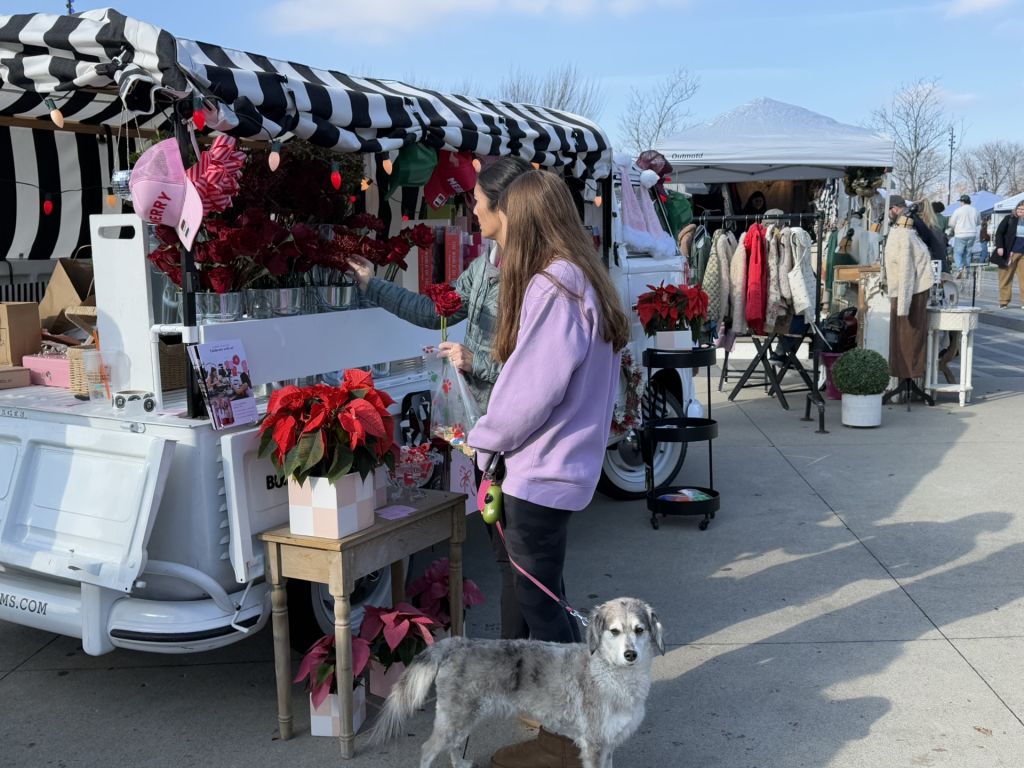 “The Off Market” despide temporada durante exhibición navideña