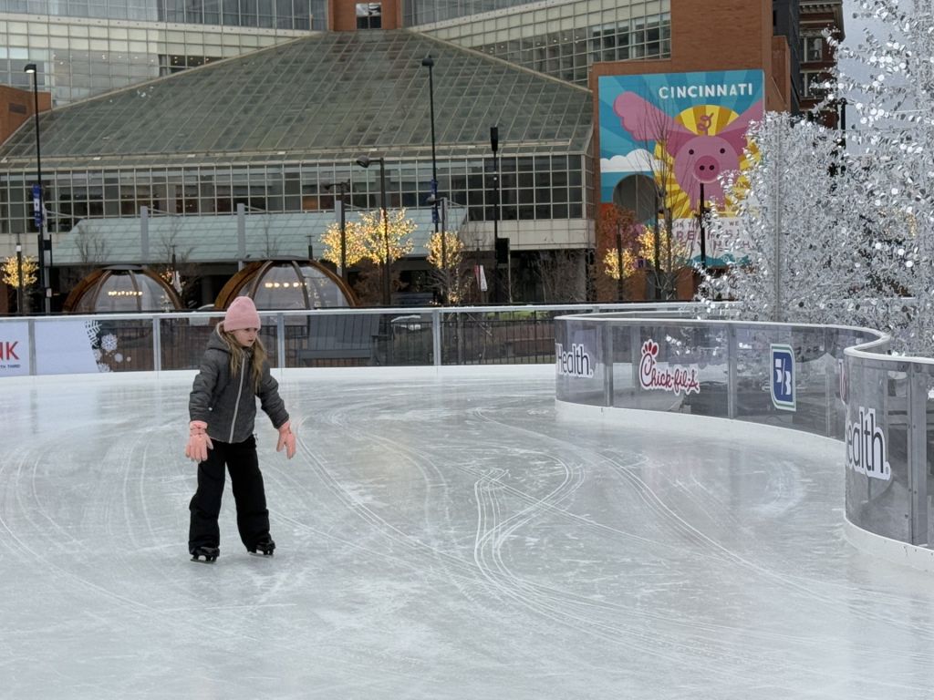 ¿Qué ofrece la nueva pista de patinaje ubicada en Elm Plaza?