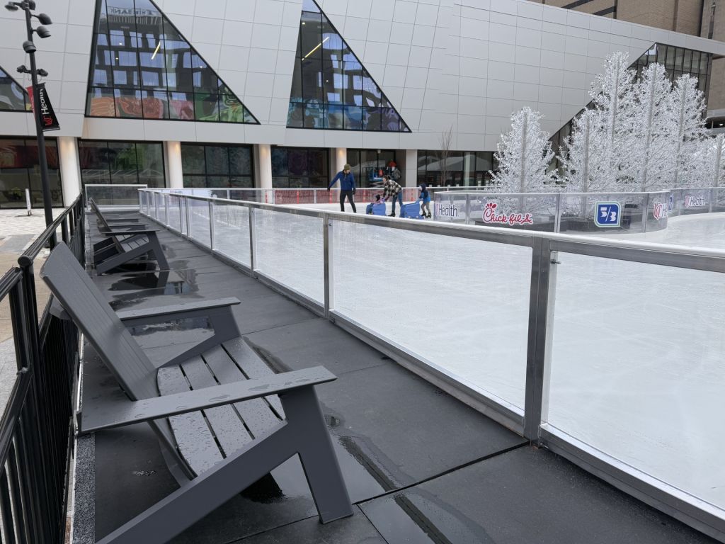 ¿Qué ofrece la nueva pista de patinaje ubicada en Elm Plaza?