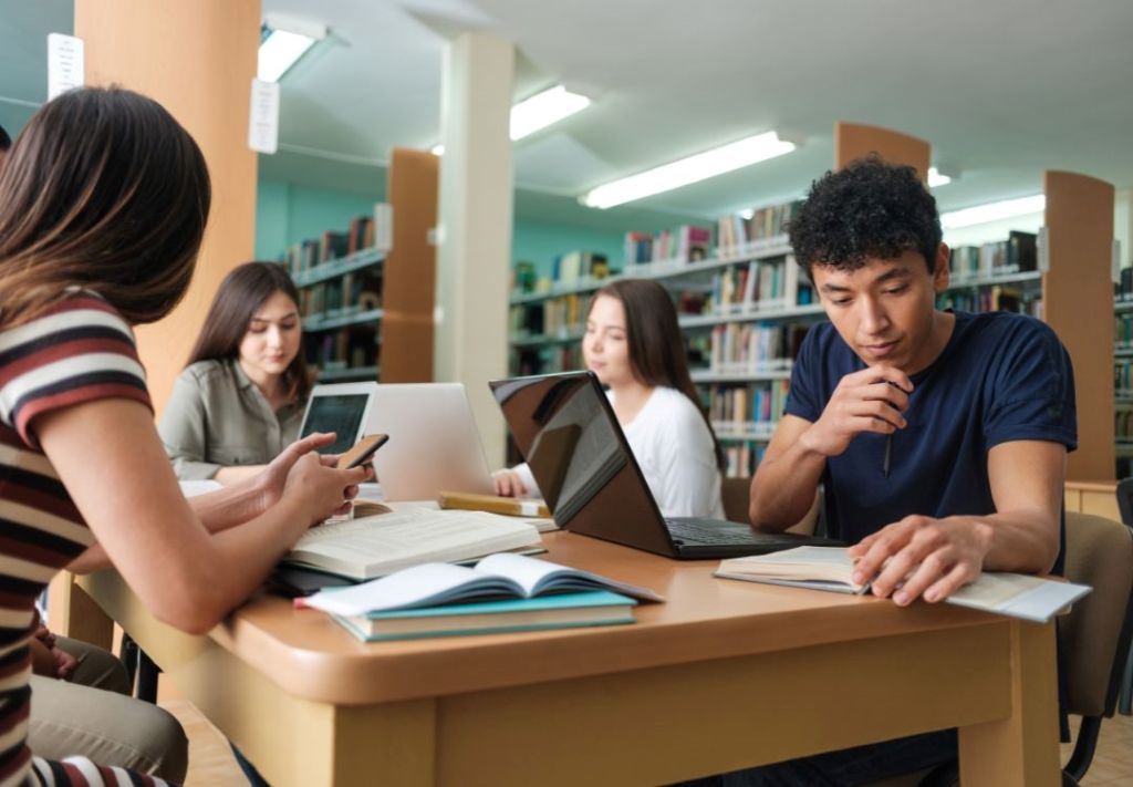 Cámara Hispana abre convocatoria de becas universitarias