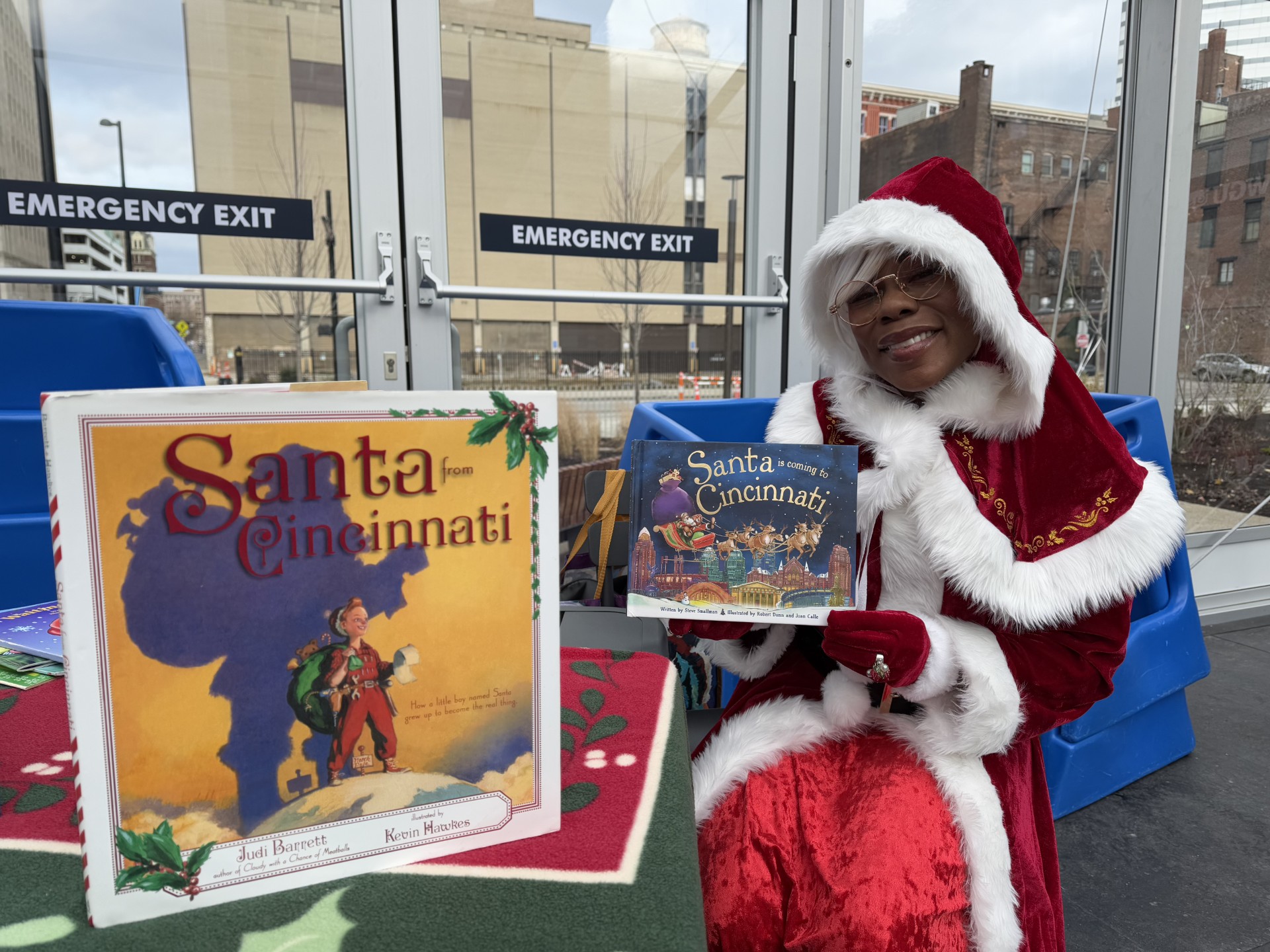 Sra. Claus cuenta historias navideñas en Cincinnati