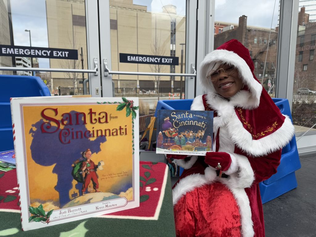 Sra. Claus cuenta historias navideñas en Cincinnati