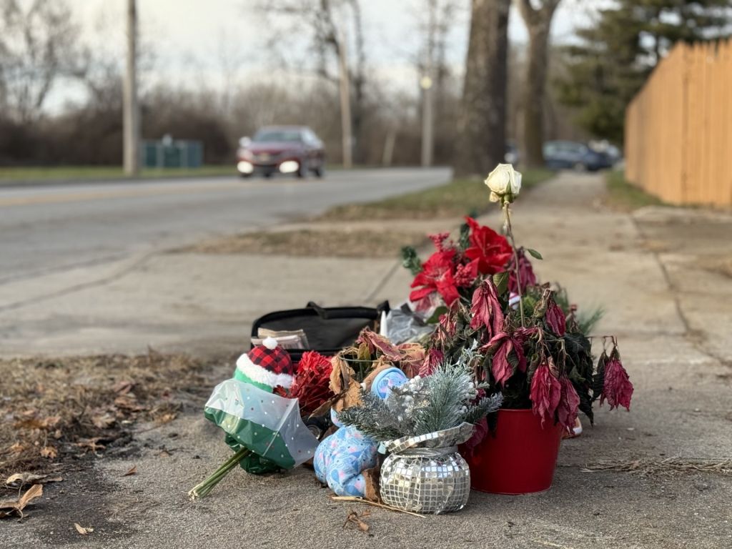 Juguetes, flores y velas en memoria de familia hondureña