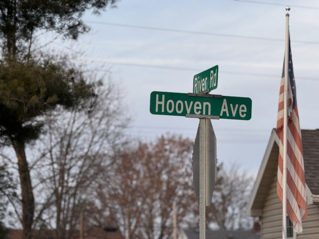 Juguetes, flores y velas en memoria de familia hondureña