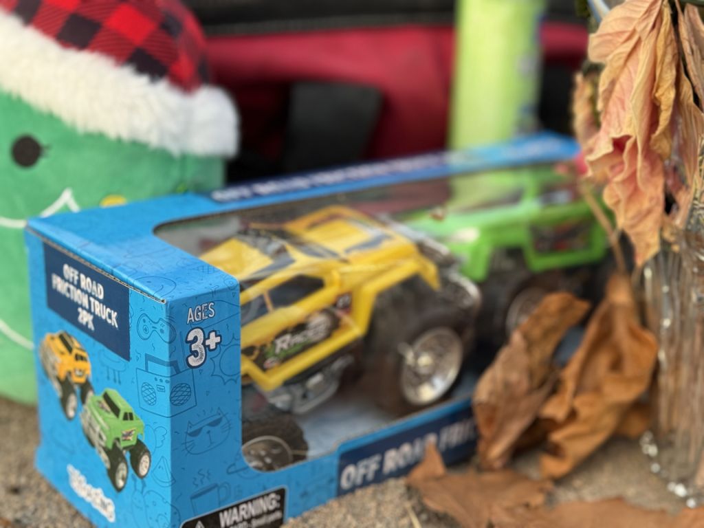 Juguetes, flores y velas en memoria de familia hondureña