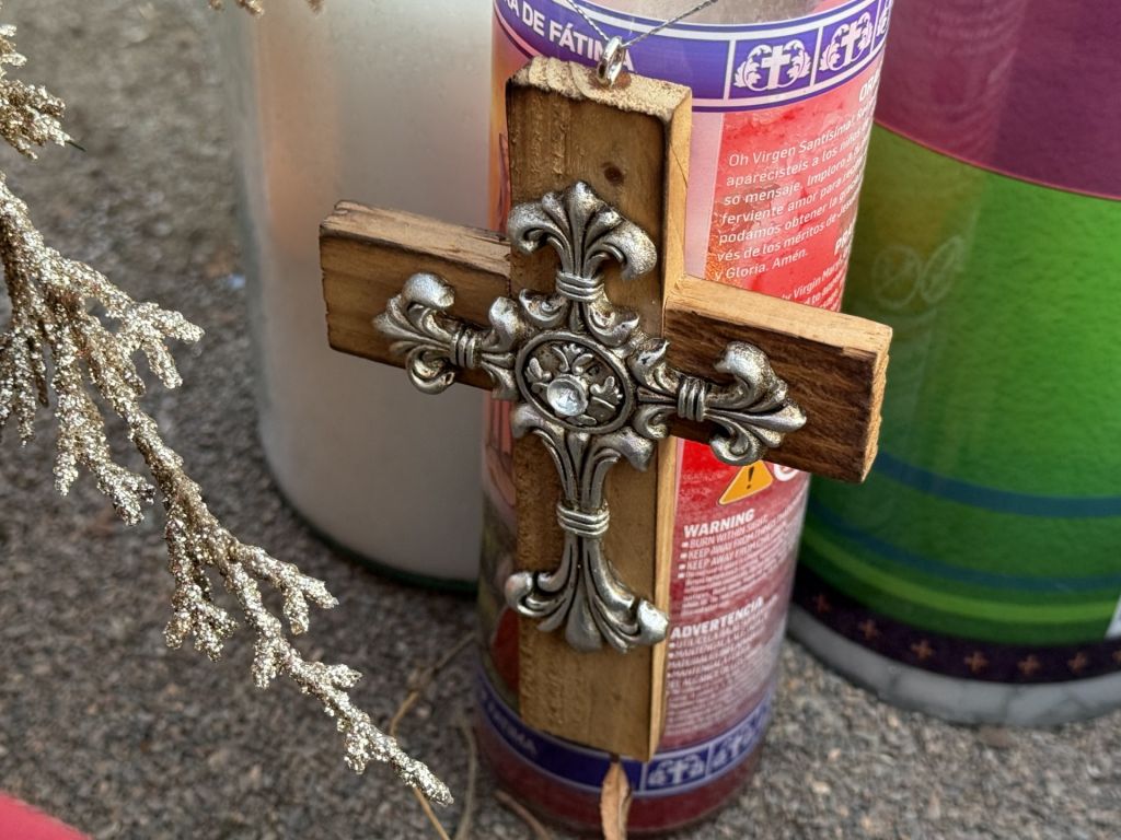 Juguetes, flores y velas en memoria de familia hondureña