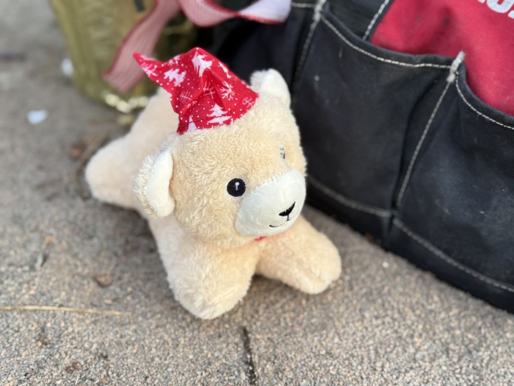 Juguetes, flores y velas en memoria de familia hondureña