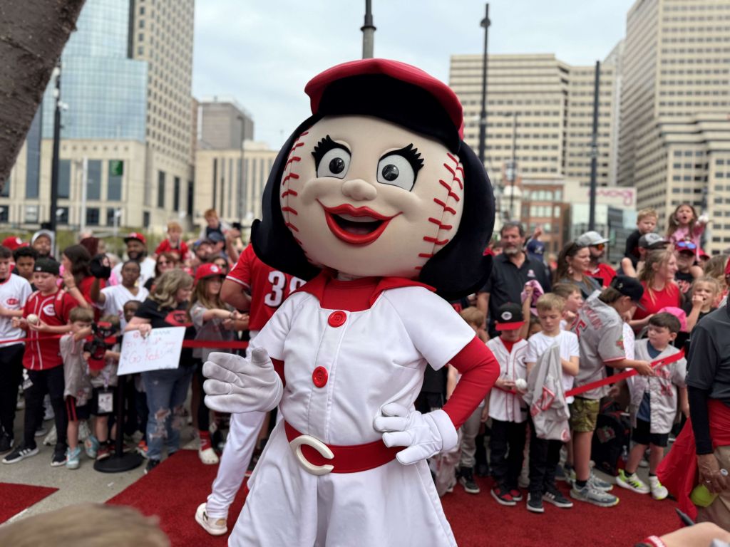 Jugadores y mascotas de los Rojos protagonizan otro RedFest