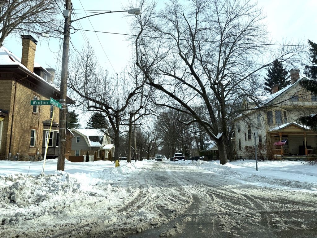 Cincinnati todavía mantiene calles sin limpiar y retrasos para basura