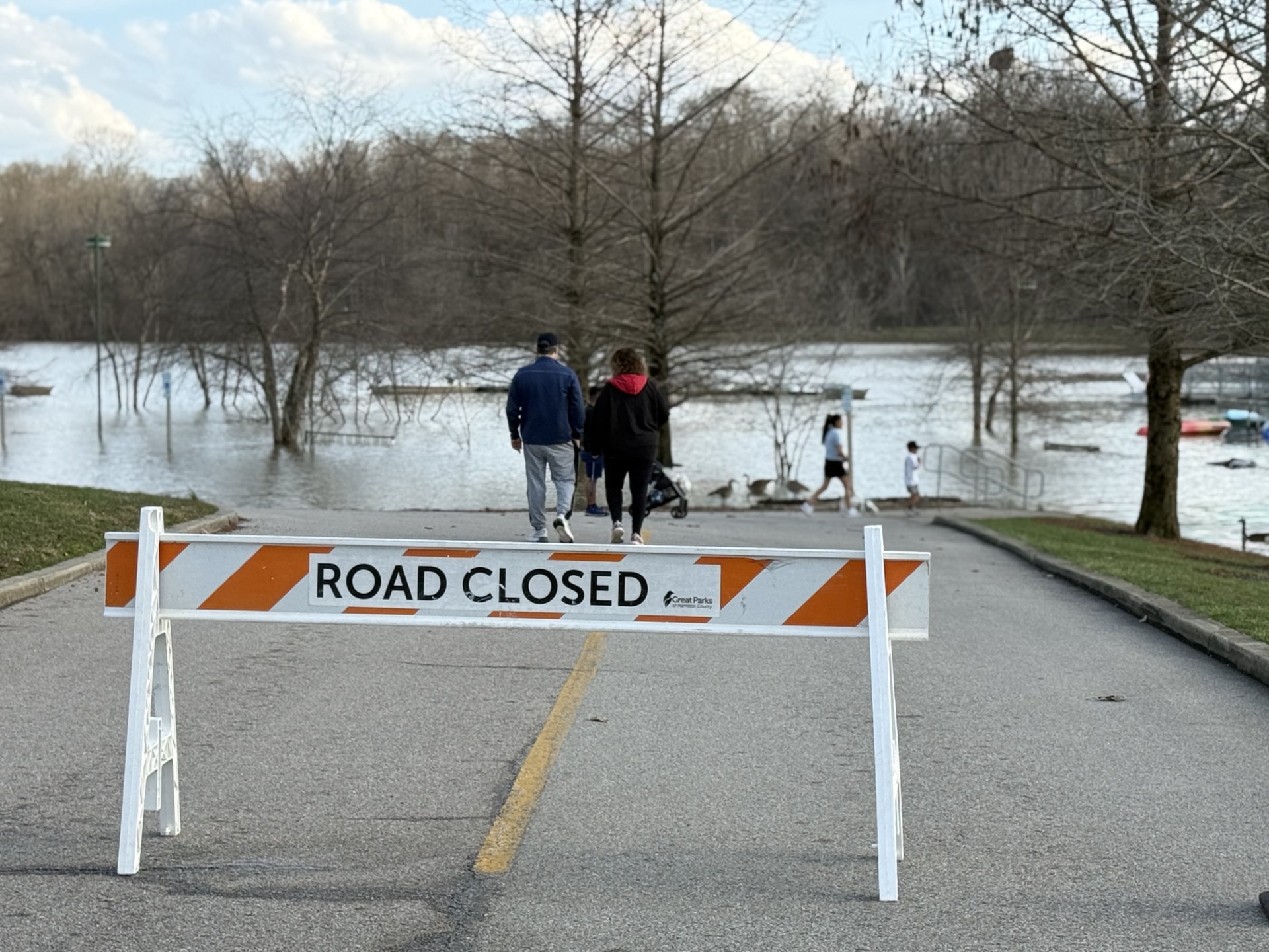 Lago de parque Winton Woods se desborda tras lluvias