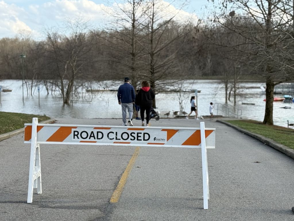 Lago de parque Winton Woods se desborda tras lluvias