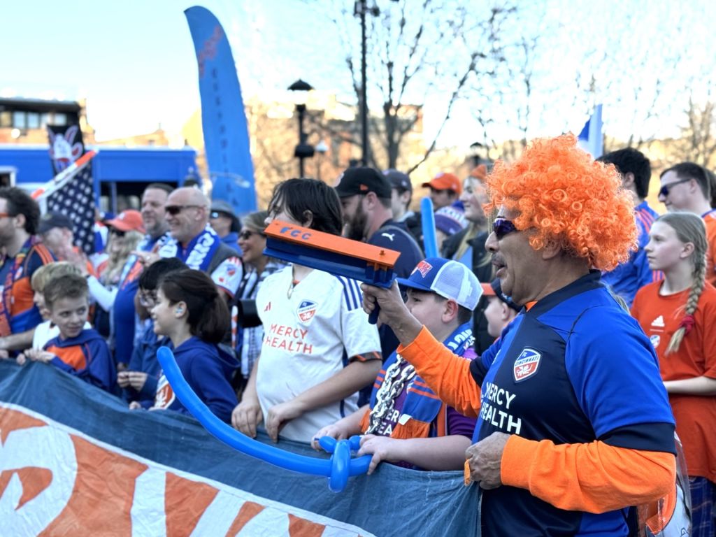 Fanáticos de FC Cincinnati presumen “sangre” azul-naranja  