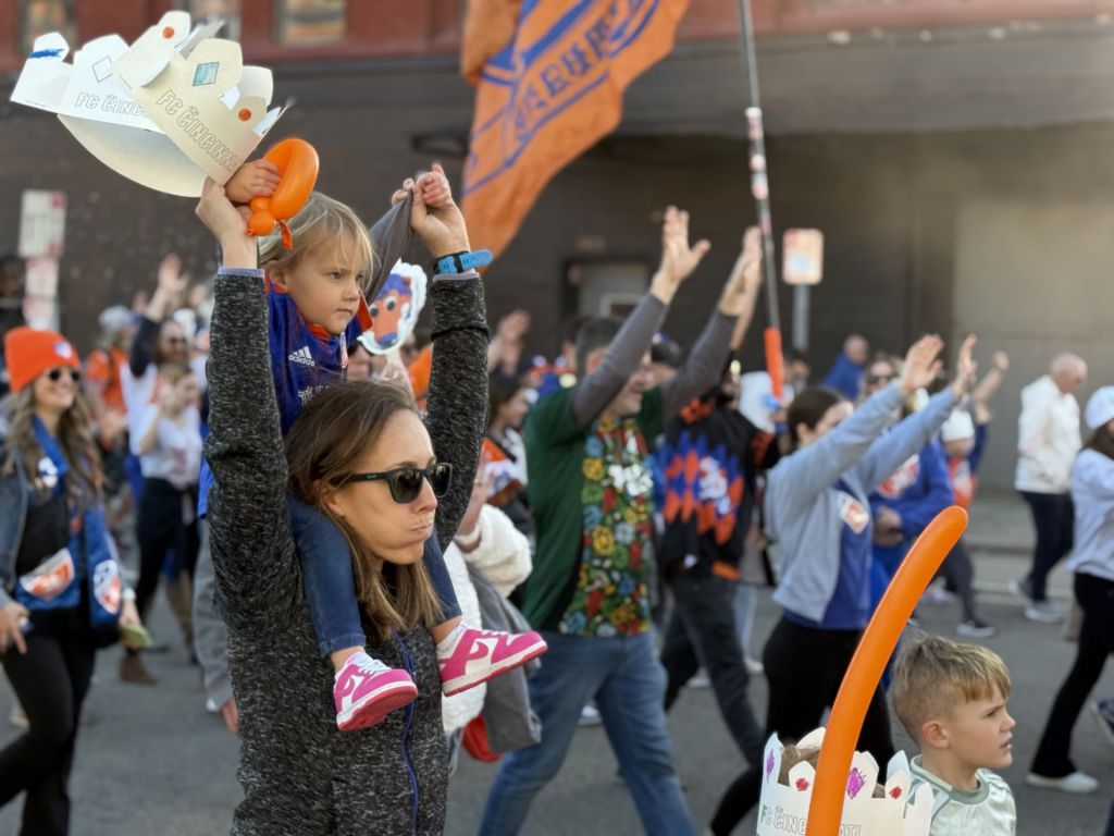 Fanáticos de FC Cincinnati presumen “sangre” azul-naranja  