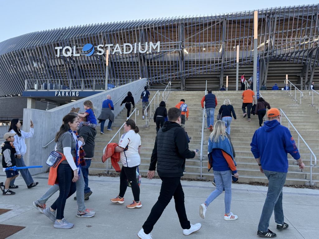 Fanáticos de FC Cincinnati presumen “sangre” azul-naranja  