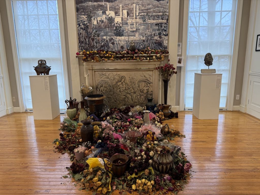 Altar de flores marchitas recuerda a víctimas de tiroteos masivos