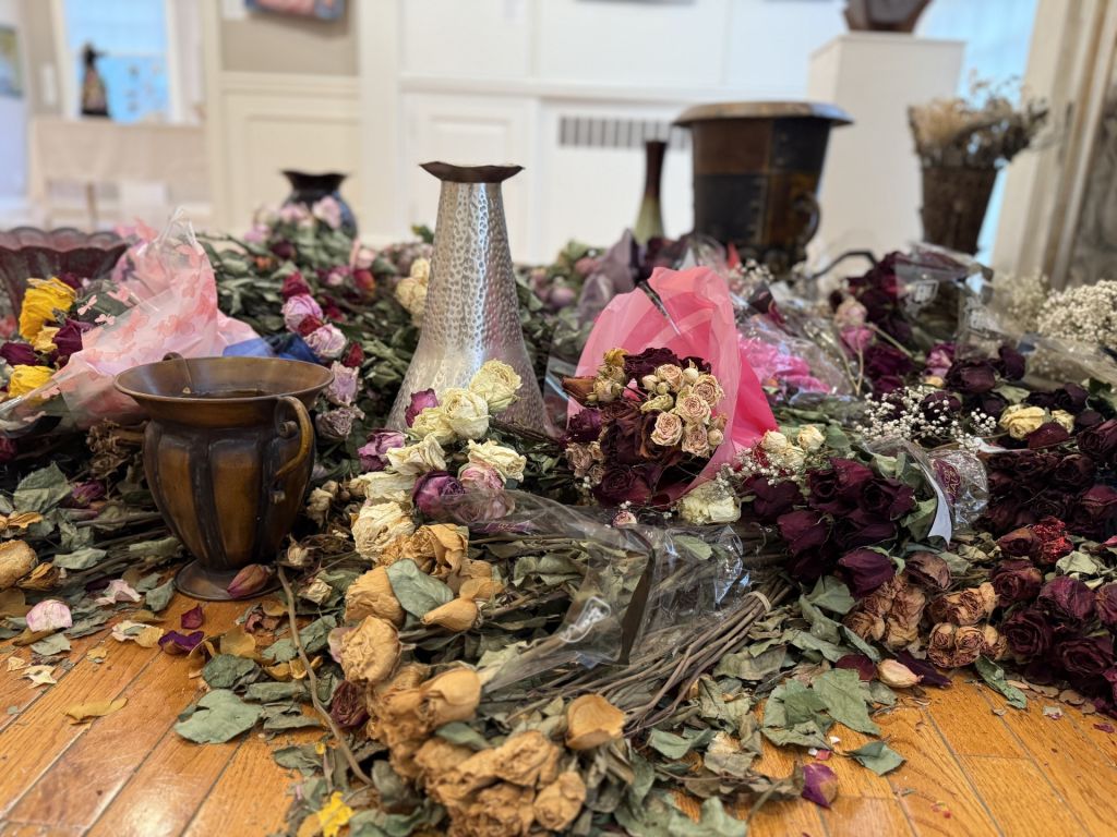 Altar de flores marchitas recuerda a víctimas de tiroteos masivos